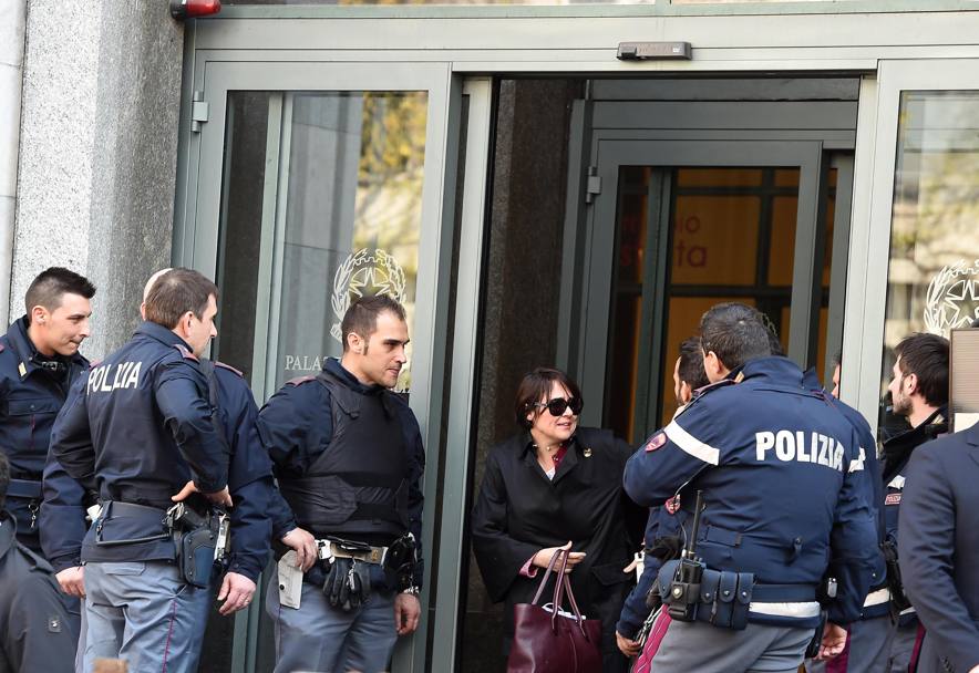 Agenti di polizia presidiano un ingresso al Palazzo di Giustizia (Ansa)